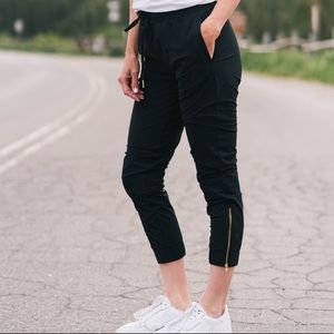 NWT ZYIA everywhere zipper joggers